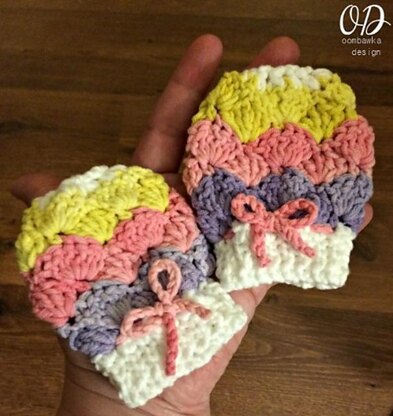 Rainbow Shells Newborn Hat and Mitt Set