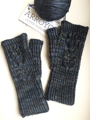 Sprig fingerless mittens