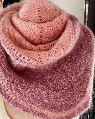 Moira Rose shawl