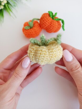 Crochet strawberry pattern, easy crochet keychain NO SEW pattern Crochet  pattern by AmigurumiJoys