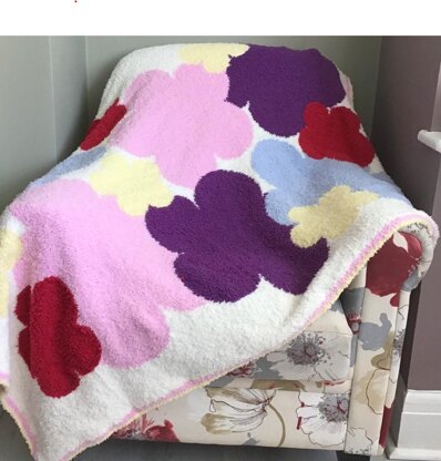 Flower baby/toddler blanket in fluffy DK yarn
