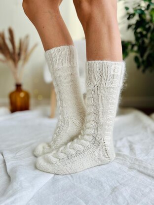 Cable knee socks