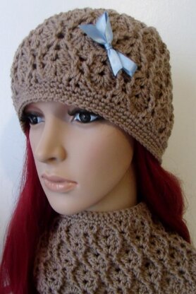 Cowl with Cable & Eyelet Design