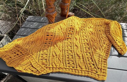 Flat Triangular Scarf "Larisaia"