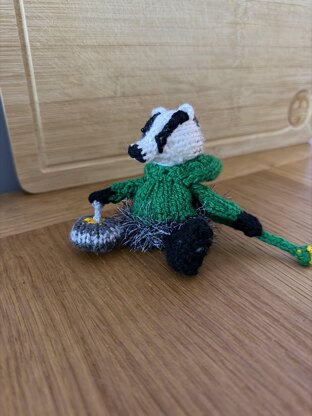 Mini Curling Badger Wearing Jumper/Hoodie Creme Egg/Ferrero Rocher/Lindor Chocolate Cover/Hanging Decoration Knitting Pattern