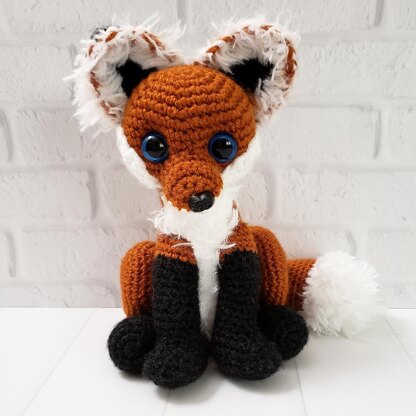 Vixie Fennec & Reyn Blackfoot Fox Amigurumi