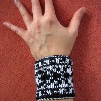 Scorpion tattoo ( wristlet in double knitting)
