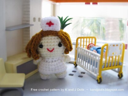 Little Nurse - German translation - Free amigurumi doll crochet pattern