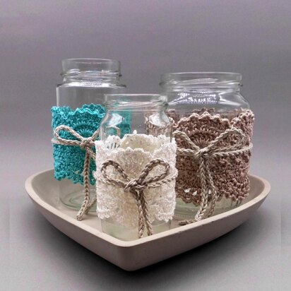 Crochet shabby chic decoration from scraps of yarn for used glasses