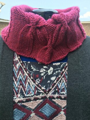 Rich and Deep Cabled Cowl