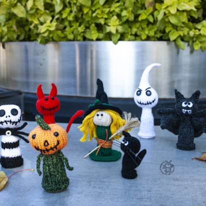 Halloween set decorations knitted flat