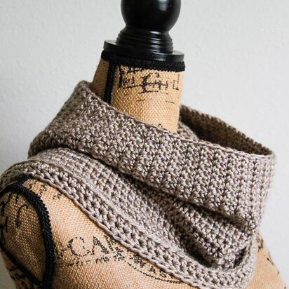 Spider Stitch Trimmed Cowl