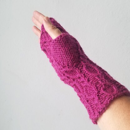 Figure Eights Fingerless Gloves