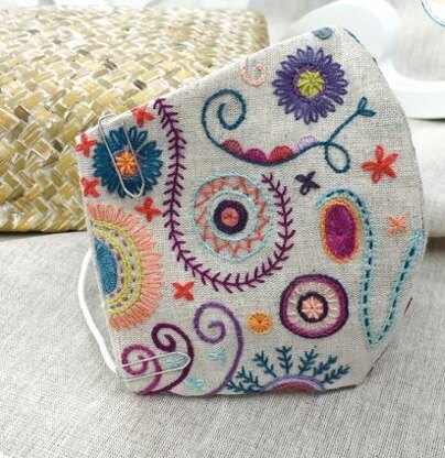 Un Chat Dans L'Aiguilles On Flowery Mask Printed Embroidery Kit - 20x14 cm