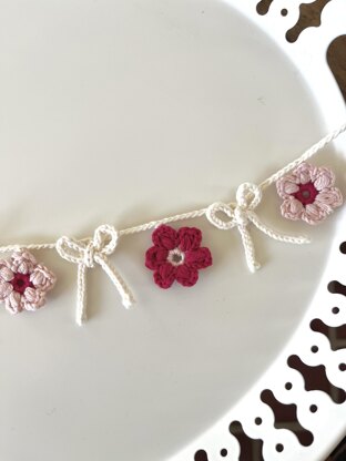 Ditsy Flowers & Bows Crochet Garland Pattern