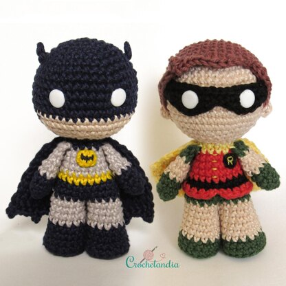 Batman and Robin amigurumi dolls - crochet patterns by Crochelandia