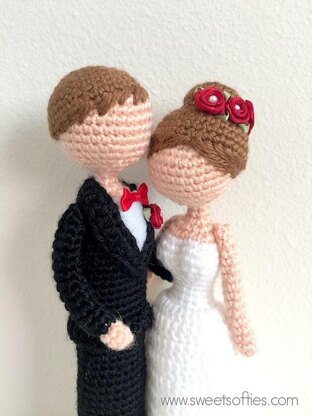 Loving Bride and Groom Wedding Dolls