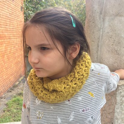 Knitted cowl from chunky yarn, Orlando