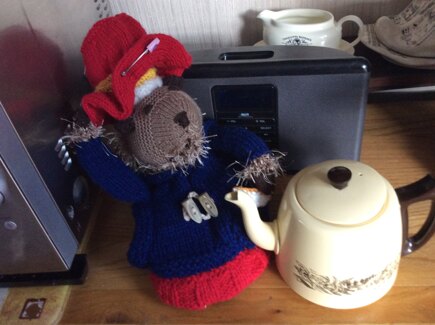 I thought it would be nice to knit some more of these tea cosy to remember the Queen and her humour! #2