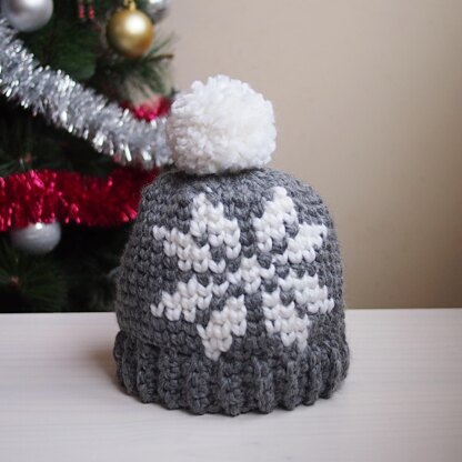 Nordic snowflake hat with pompom