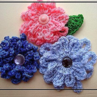 580 LOOPY Flower & leaf applique or brooch