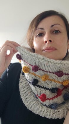 Lanterns knit cowl with bobbles