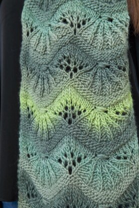 Symmetrical Scallops Scarf