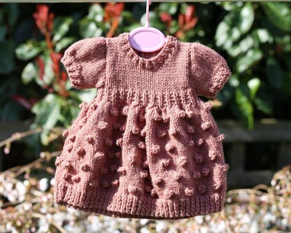 P124 Dolls Dresses Knitting Pattern (no 124)
