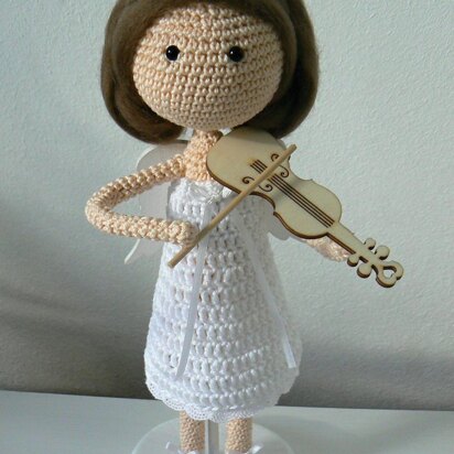 Angel playing the violin