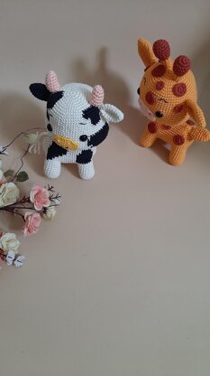 The little Cow and Giraffe