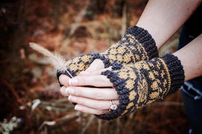 Bee Fingerless Mittens