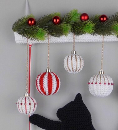 Little chubby Christmas cat - hanging decoration instead of a door wreath