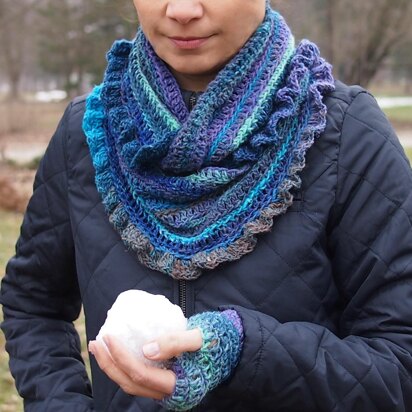 Set loop scarf & fingerless mittens with ruffles