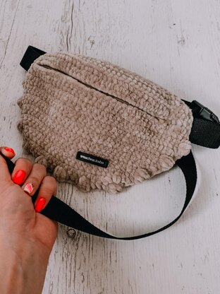 Fanny pack with plush yarn
