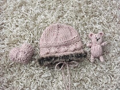 Blushing bonnet set