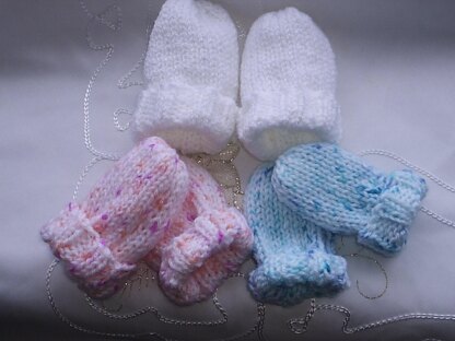 Baby Mittens quick and easy straight needles knitting pattern premature newborn and 0-3mths