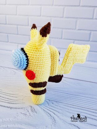 PokeMon Crochet Pikachu Kit: Kit Includes Materials to Make Pikachu and Instructions for 5 Other PokeMon [Book]