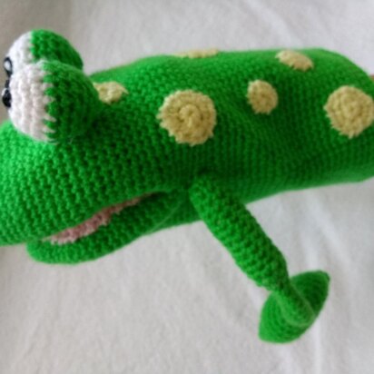 Giuseppe frog, amigurumi hand puppet