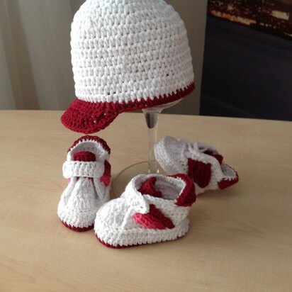 Sporty Baby Bootie & Hat Set N 232