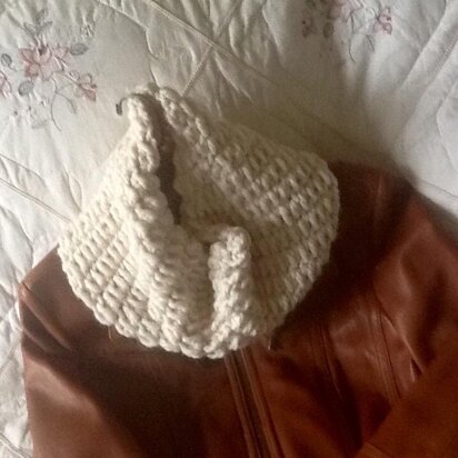 WHITE SHELL CROCHETED COWL