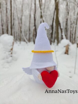 Gnome angel with heart