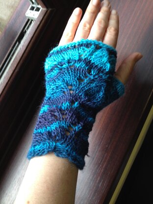 Leafy DK Fingerless Gloves