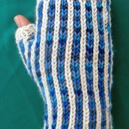 Bi-Color Fingerless Mitts - knitting pattern