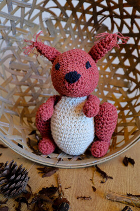 Hoooked DIY Crochet Kit Suzy Squirrel Eco Barbante