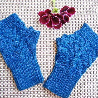 Nordic Lace Mitts (Instructions to work in the round)