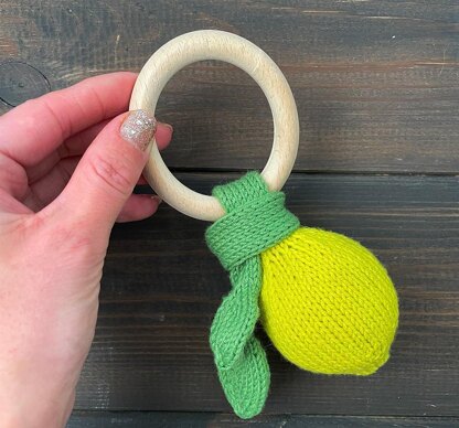Knitted lemon rattle