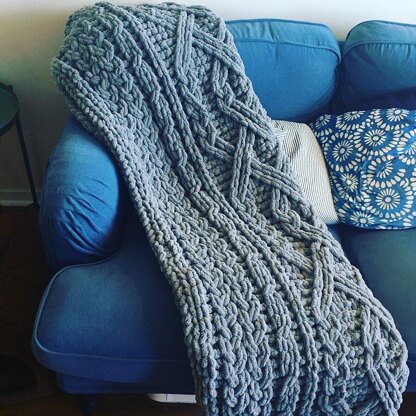 Extra-Big Braided Celtic Cable Saxon Braid Blanket