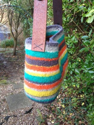 Tote Chic Felted Bag Knitting pattern by Sophie Wire | LoveCrafts