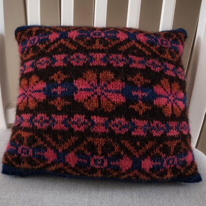 Hand Knit a Giant Yarn Throw Pillow l