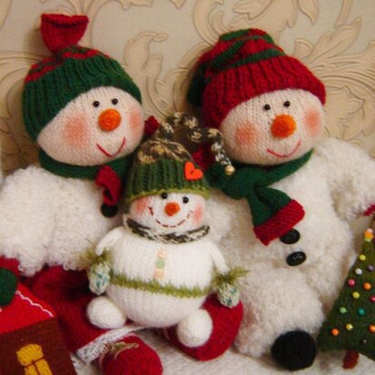 Toy knaitting patterns Christmas- Knit Mom and dad are snowmens with a baby - knitting pattern